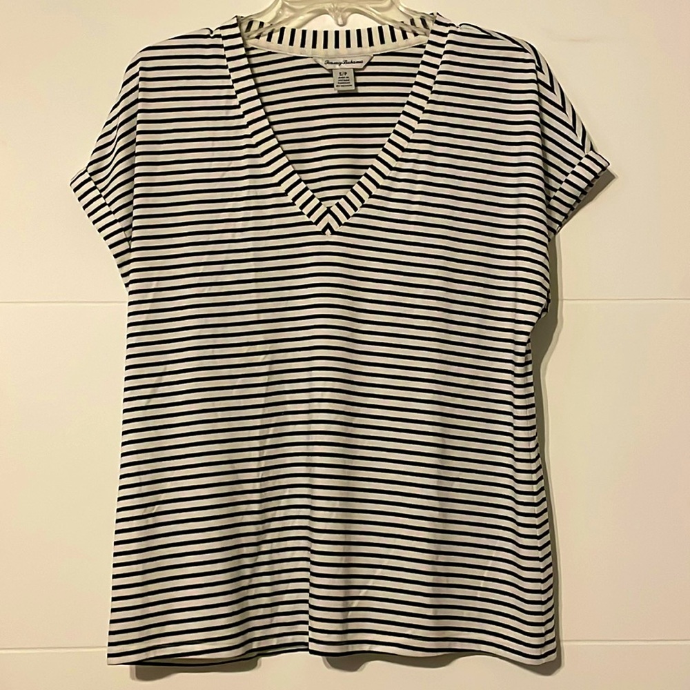 Tommy Bahama Women’s Black & White Top V-neck, cap sleeve, Tencel blend. SmPet